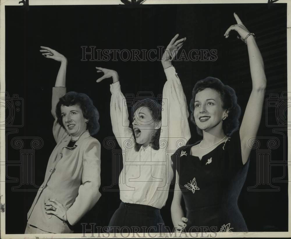 1946, Marthe Errolle of Alabama & others rehearse "Park Avenue" in NY - Historic Images