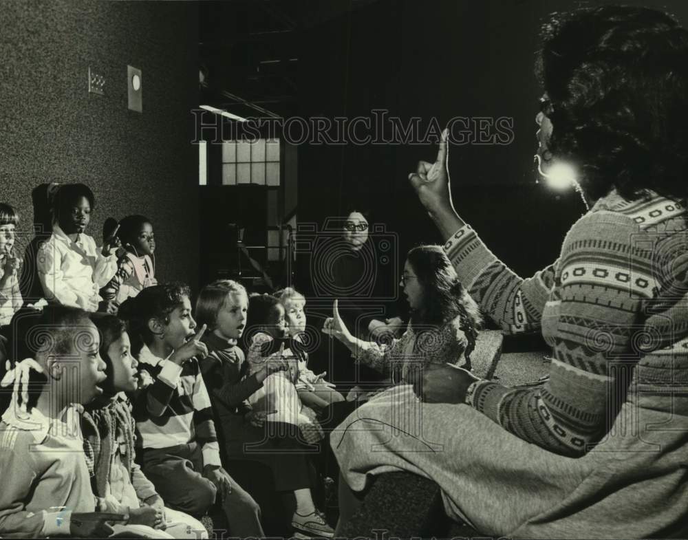 Press Photo Mrs. Thompson &amp; Mrs. Ingram teach song in sign language in Alabama - Historic Images