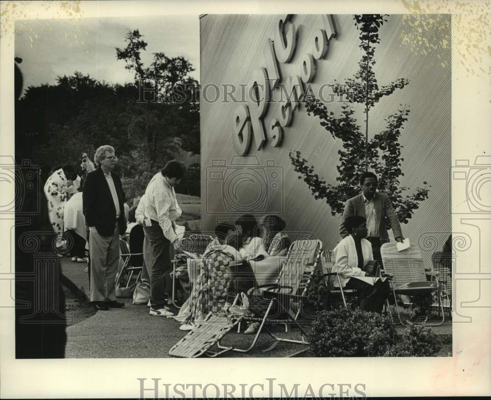 1988 Press Photo crowd camps out at Epic School in Birmingham Alabama - Historic Images