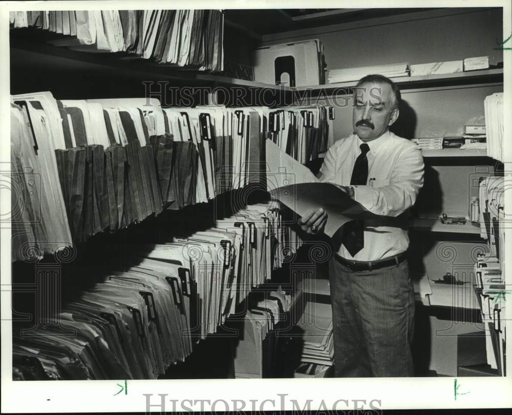 1991 Press Photo Bill Bright looks through files in Alabama - abna43409 - Historic Images