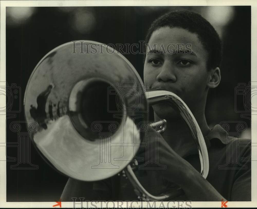 1986 Press Photo Louis Clark Practices French Horn for Tuskegee Institute High - Historic Images