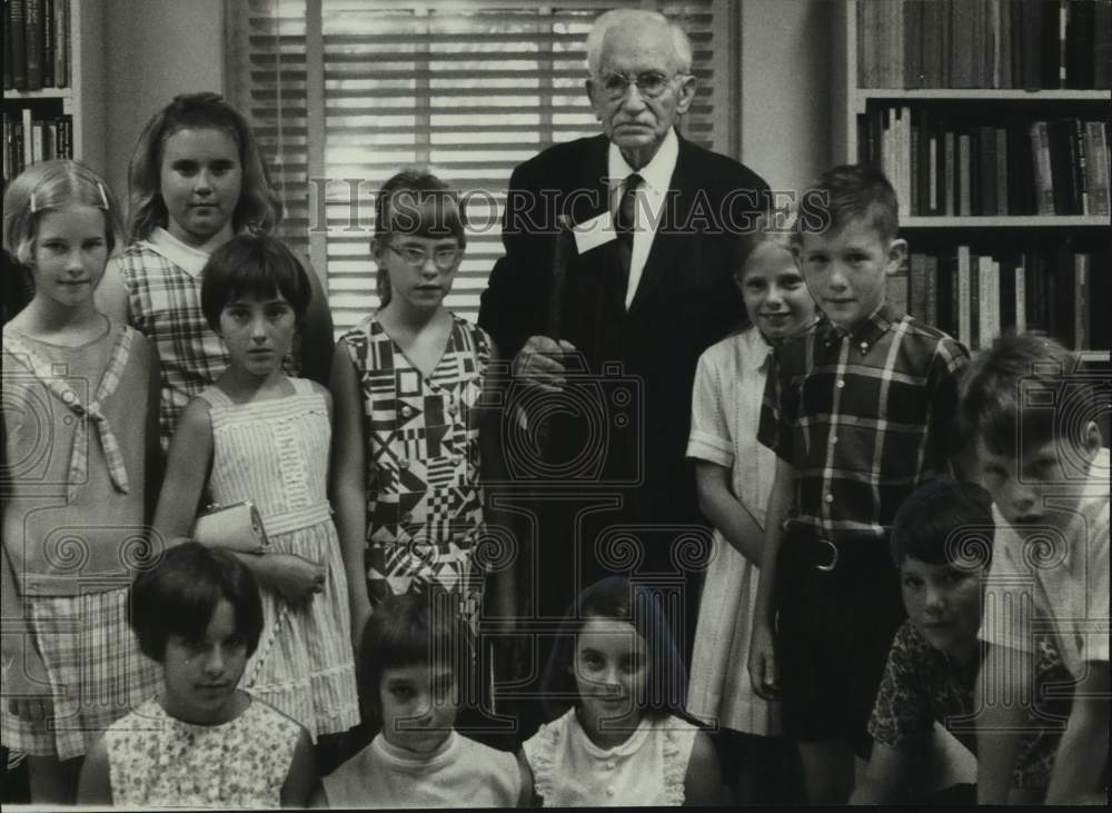 1969 Press Photo Dr. John L. Brasher with Young Methodists at Church, Huntsville - Historic Images