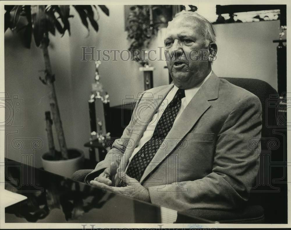 1987 Press Photo Chief Jailer Lionel Bregan at Jefferson County Jail Office - Historic Images