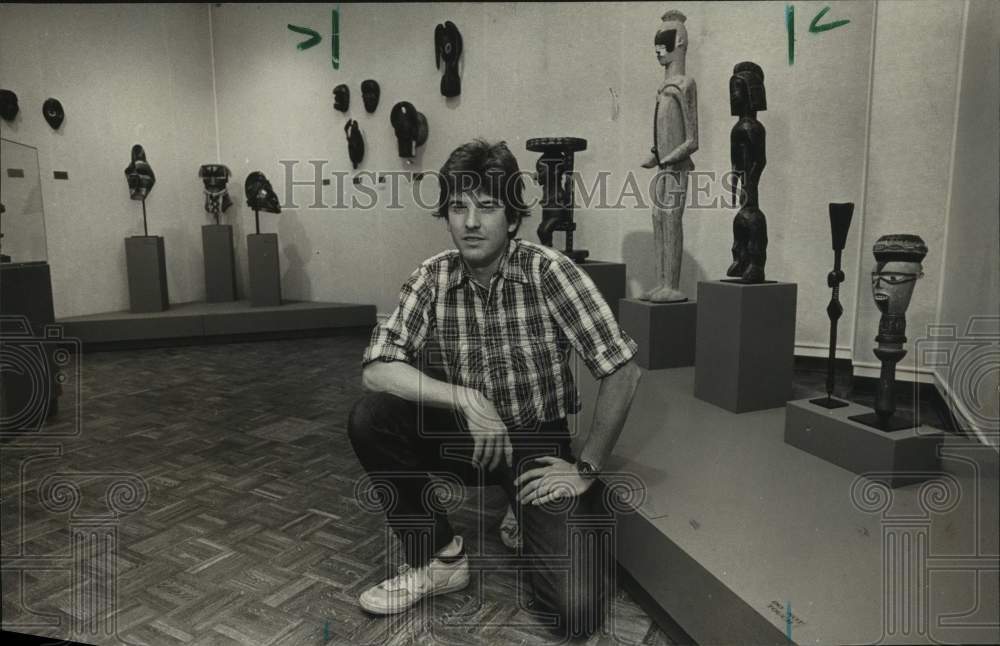 1984 Press Photo Terry Beckham with some of his exhibits at Museum in Alabama - Historic Images