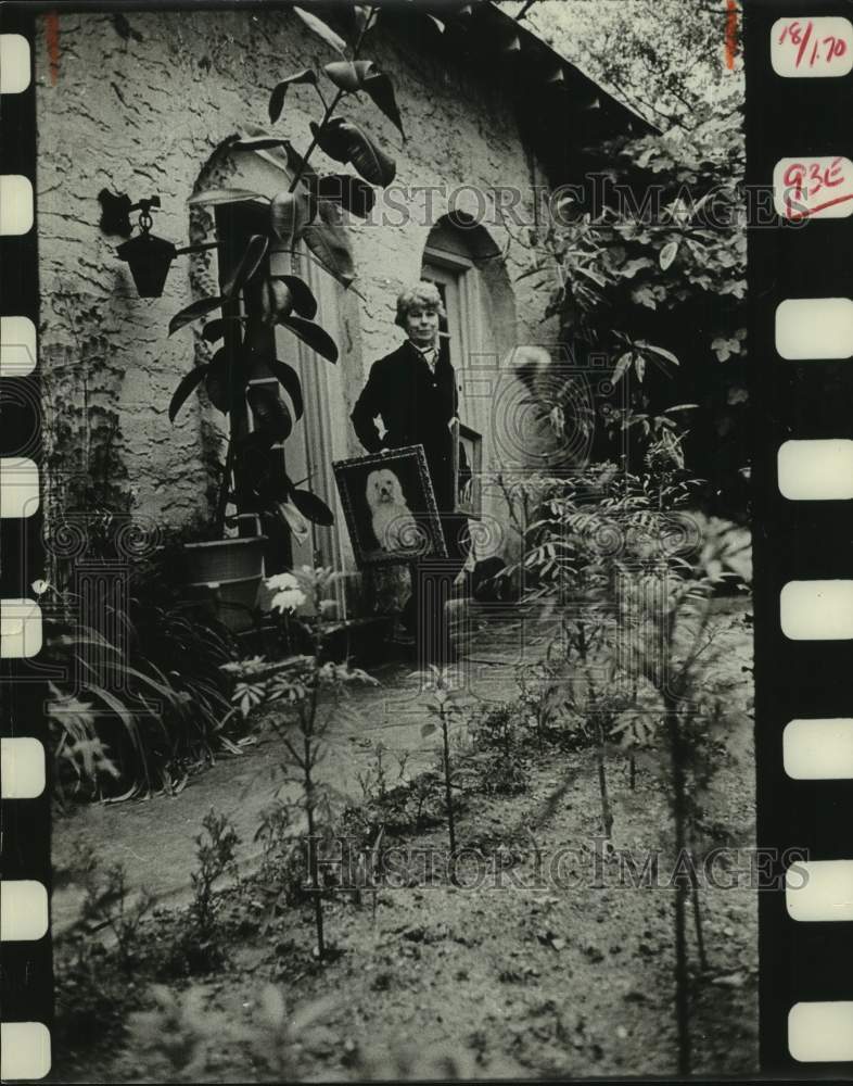 Press Photo Mrs. George Bridges holds paintings outside of building - abna43526 - Historic Images