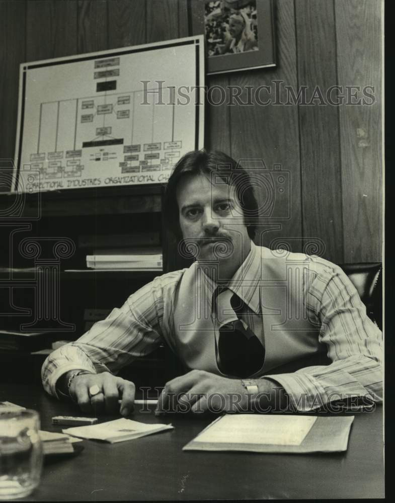1977 Press Photo Ron Bridges, Director of Prison Industries, at desk - Historic Images