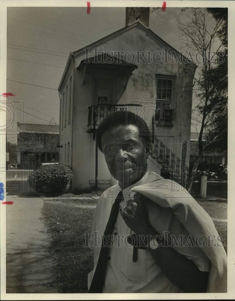 1986 Press Photo William Branch, Green County AL probate judge, outside - Historic Images