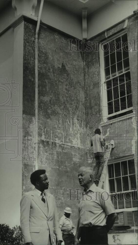 1981 Press Photo Judge William Branch,man named Swayze outside courthouse - Historic Images