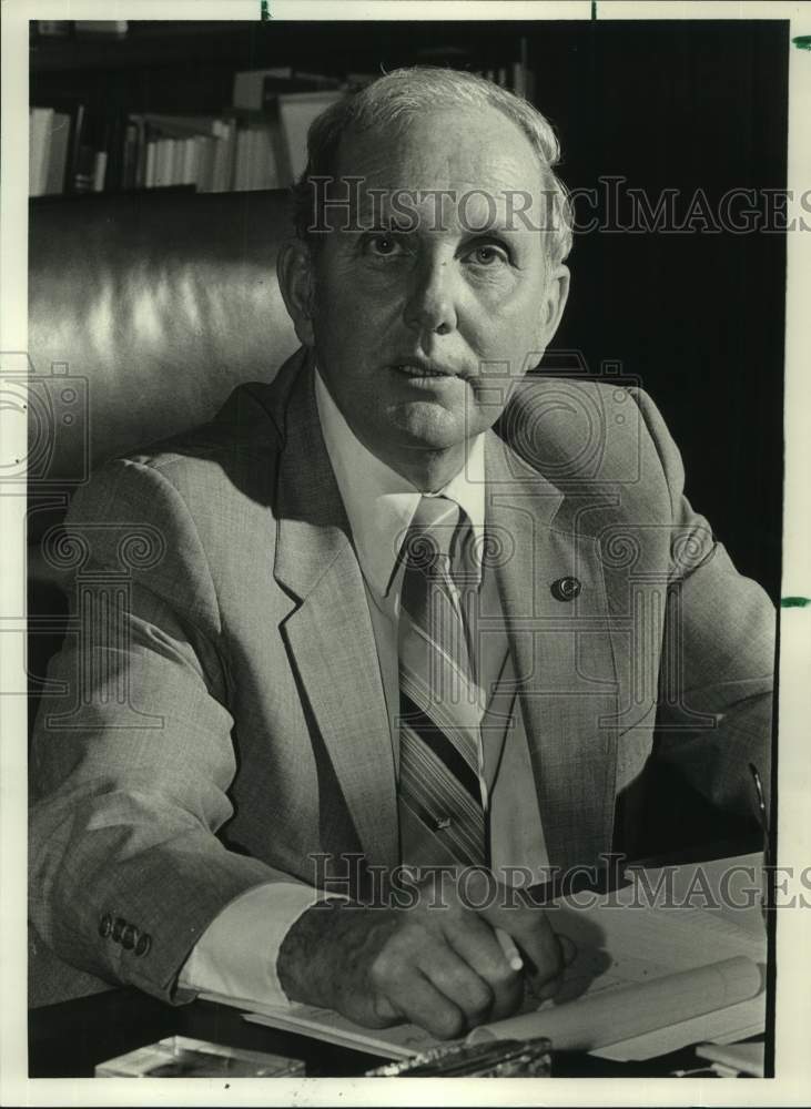 1984 Press Photo Bessmer Alabama Judge Walter G. Bridges, at desk, portrait - Historic Images