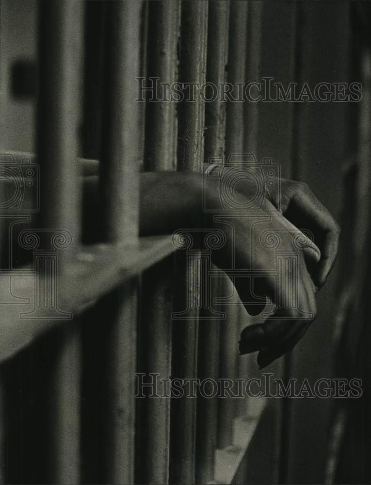 1984 Press Photo Prisoner&#39;s hands hanging out of jail cell, Jefferson County, AL - Historic Images