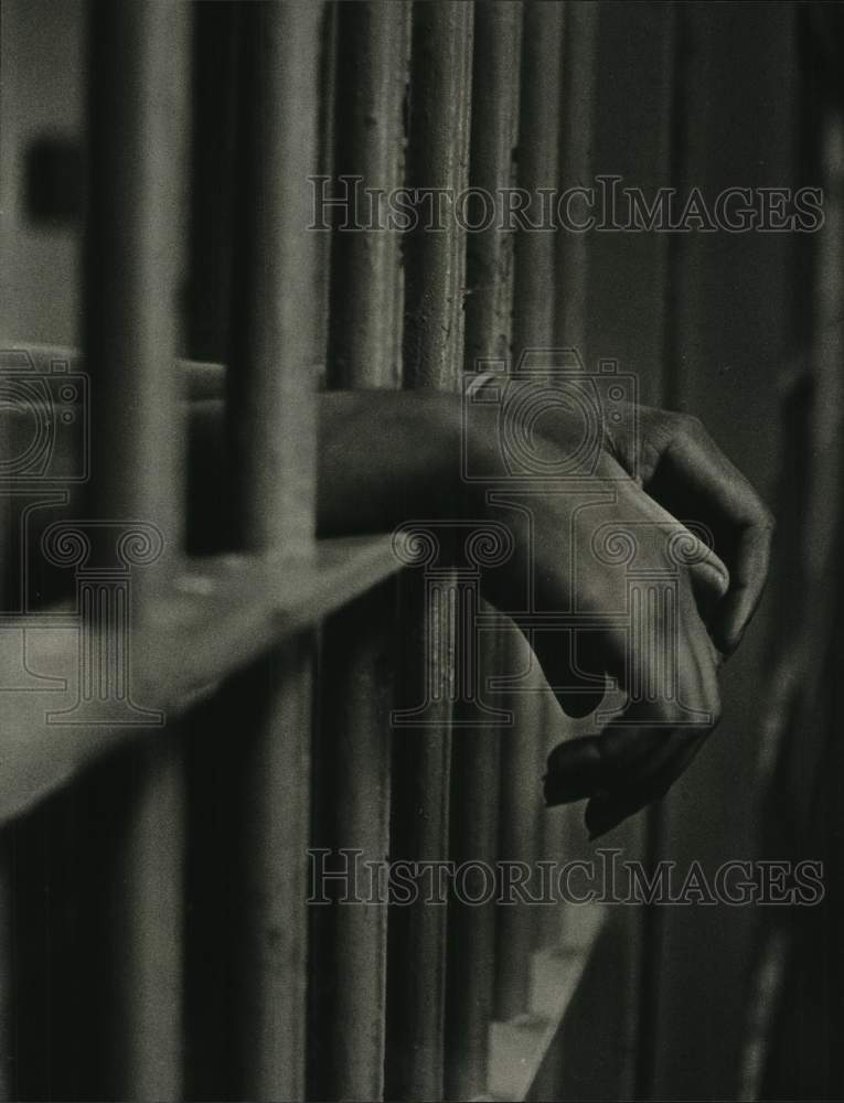 1984 Press Photo Prisoner's hands hanging out of jail cell, Jefferson County, AL - Historic Images