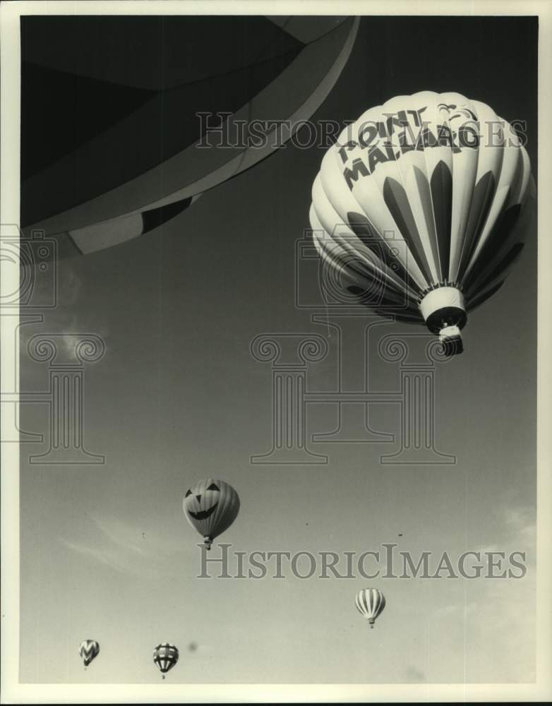 Press Photo Hot air balloons featuring one from Point Mallard, Decatur, Alabama - Historic Images