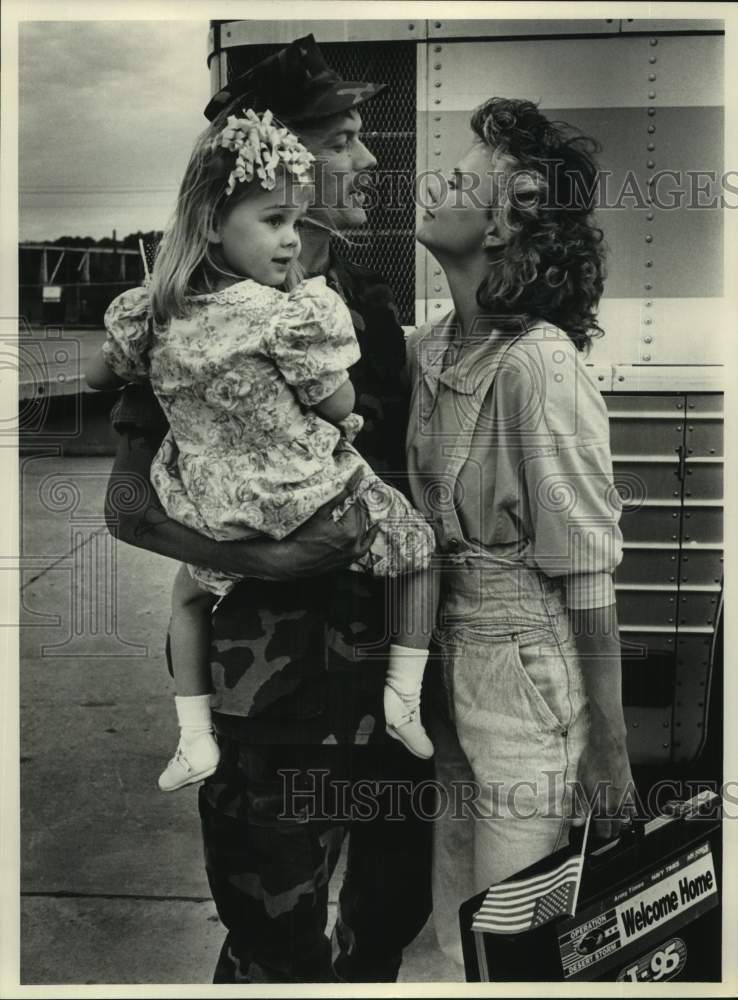 1991 Press Photo Sgt. Lloyd Corley &amp; wife and daughter, Bessemer Alabama - Historic Images