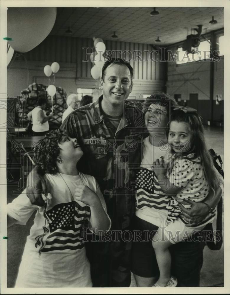 1991 Press Photo Doug Lawson reunited with family from Pell City Alabama - Historic Images