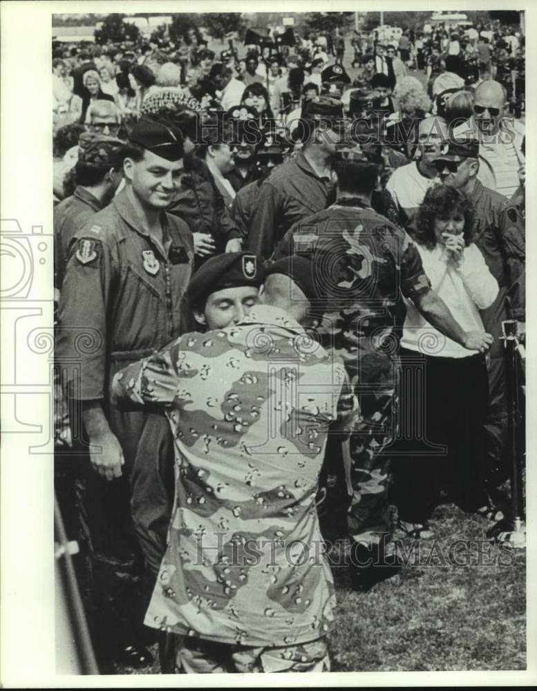 Press Photo Former POW&#39;s embrace after coming home to Fort Rucker, Alabama - Historic Images