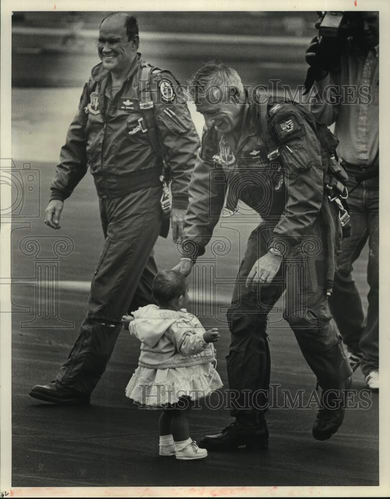 Press Photo Col. Jim Brown, 117th recon, reaches for his granddaughter in AL - Historic Images