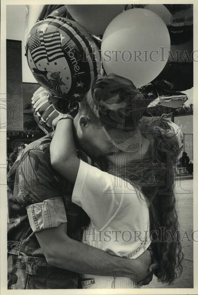 1991 Press Photo Lance Corp. Chris Hicks kisses fiance upon return home - Historic Images