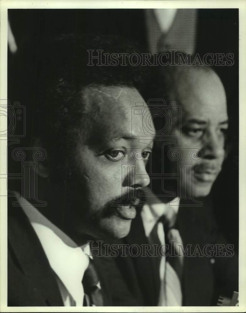 1982 Press Photo Jesse Jackson with Mayor Arrington, side view - abna43580 - Historic Images