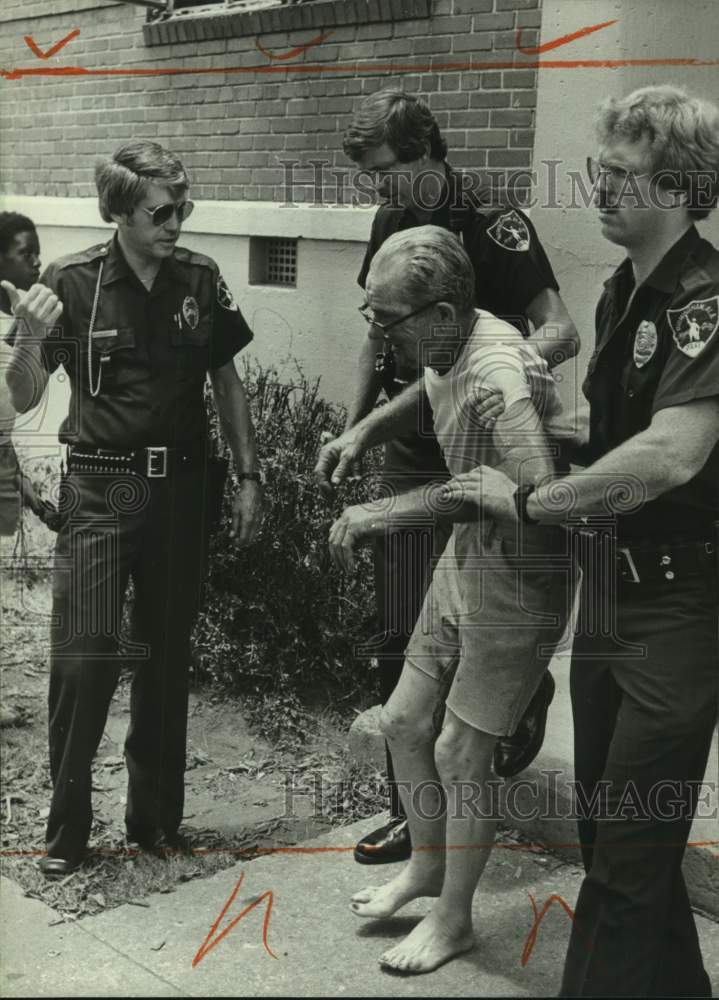 1980 Press Photo Lester Boyd Led Away by Police - abna43674 - Historic Images