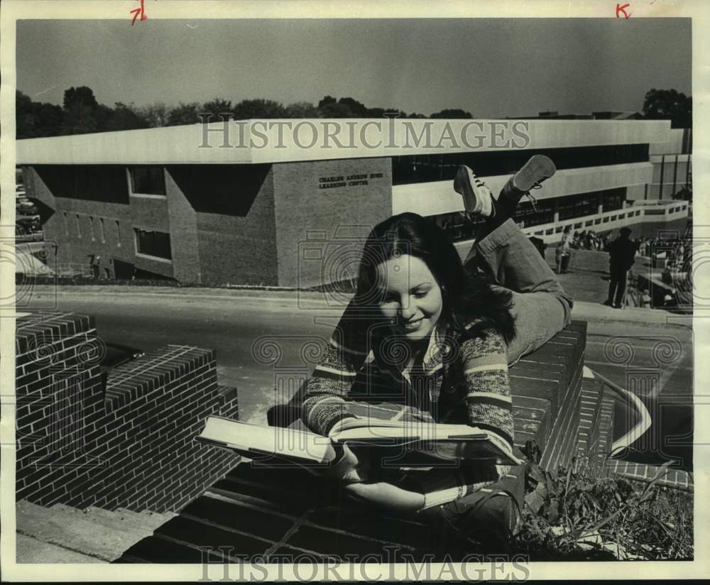 1976 Press Photo Lynn Roberts studying, Birmingham-Southern College, Alabama - Historic Images