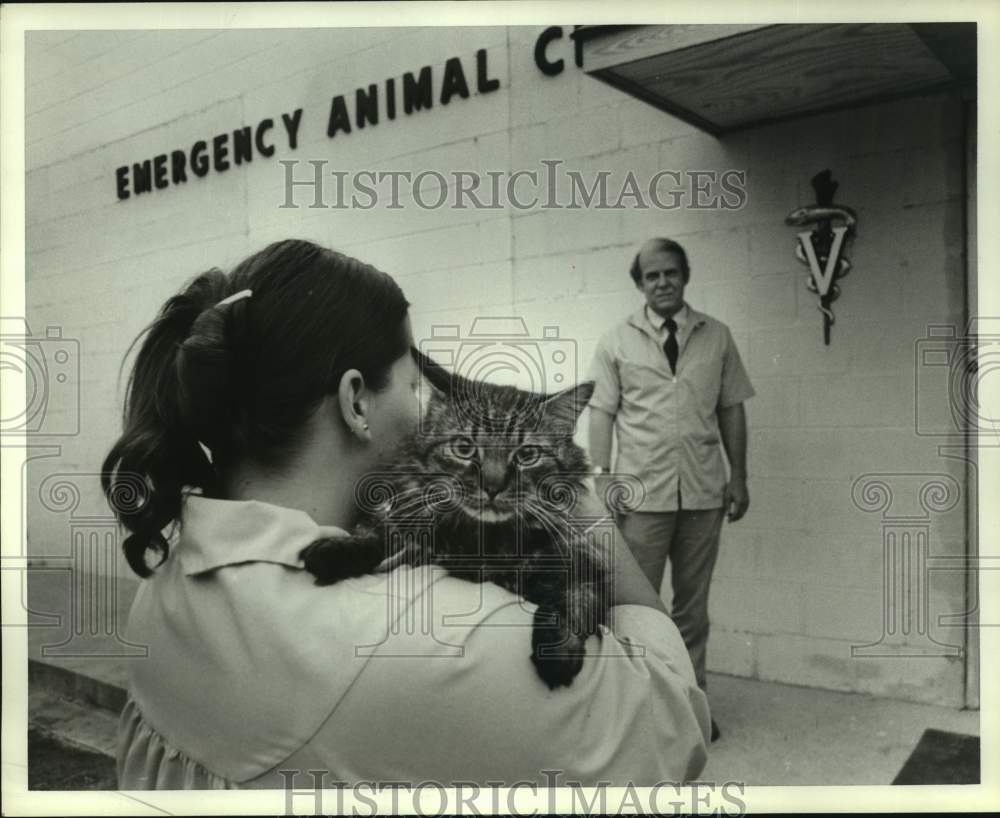 1980 Press Photo Woman carrying cat to Emergency Animal Clinic, Birmingham, AL - Historic Images