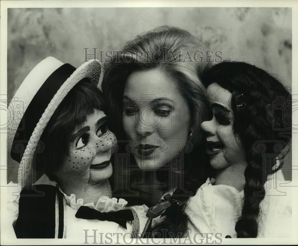 1980 Press Photo Paige Phillips, Miss Alabama, with Marionettes - abna43714 - Historic Images