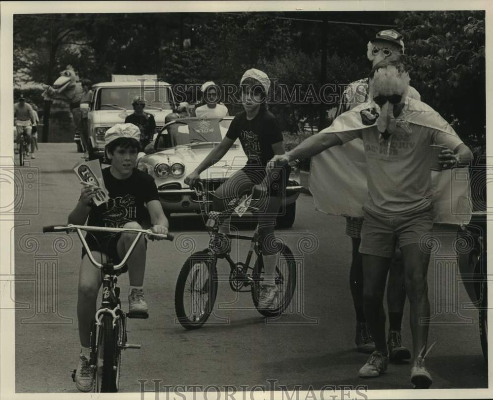 1986 Press Photo Boys on bikes, Doo Dah Day parade, Five Points South, Alabama - Historic Images