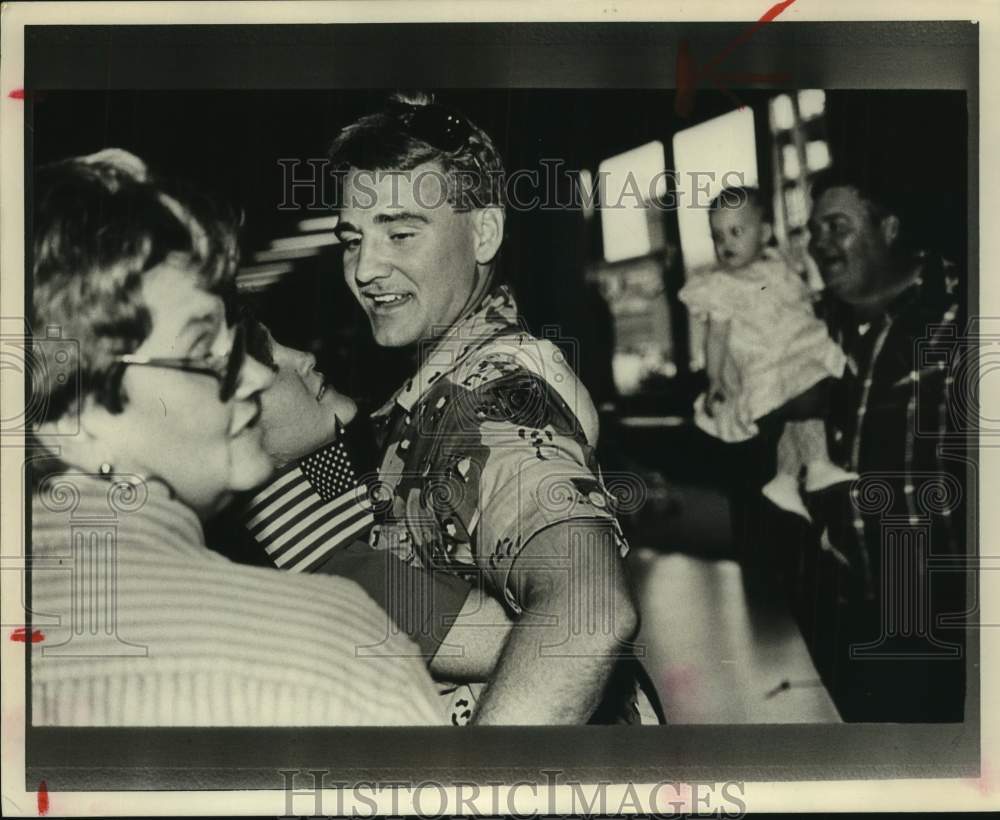 1991 Press Photo Frank Couch &amp; troops returning from Saudi Arabia - abna43758 - Historic Images