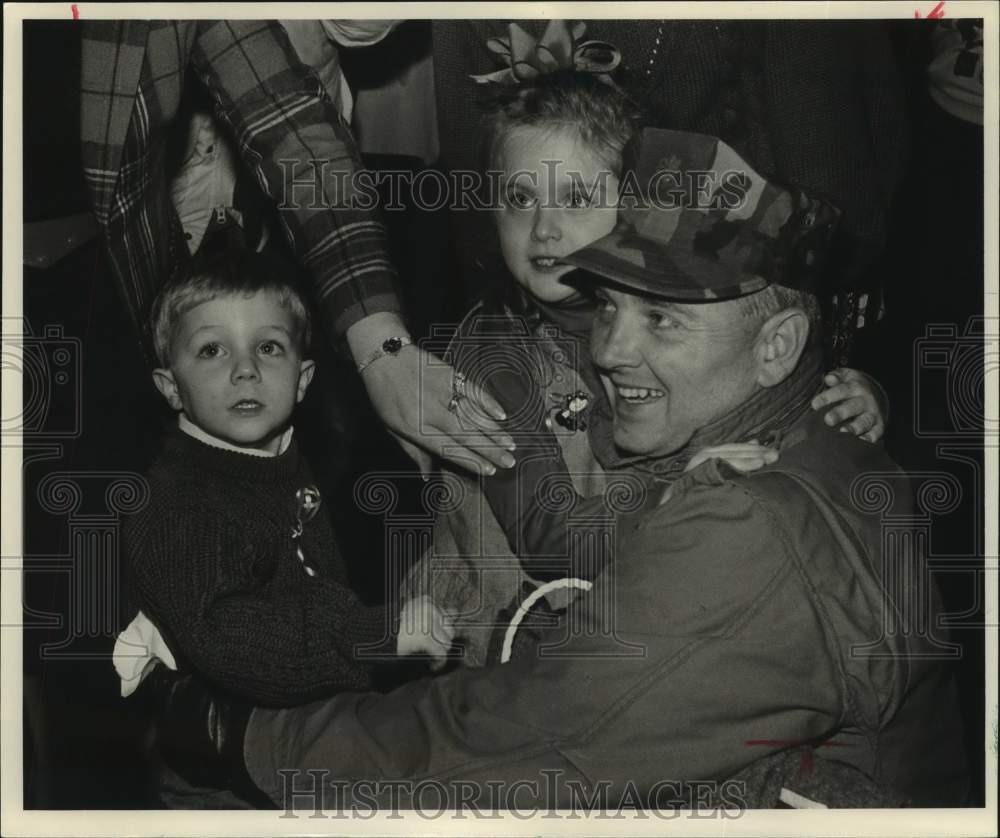 1990 Press Photo Major Bill Washburn with kids Blake and Danielle - abna43760 - Historic Images