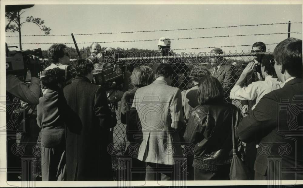 1988 Press Photo Jesse Jackson speaks to reporters, Jefferson Cty AL coal mine - Historic Images