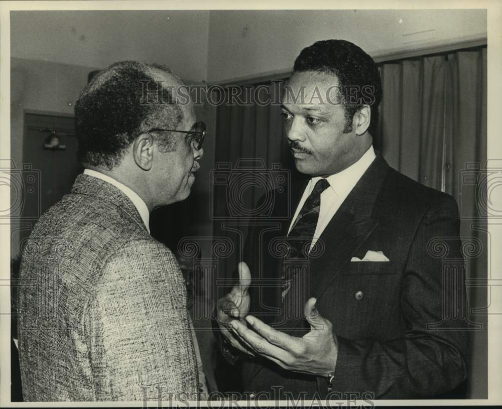 1991 Press Photo Mayor Arrington, Reverend Jesse Jackson chatting at breakfast - Historic Images