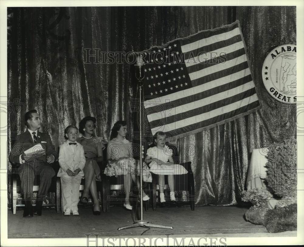 1999 Press Photo George Wallace & others on stage under Alabama seal - abna43769 - Historic Images