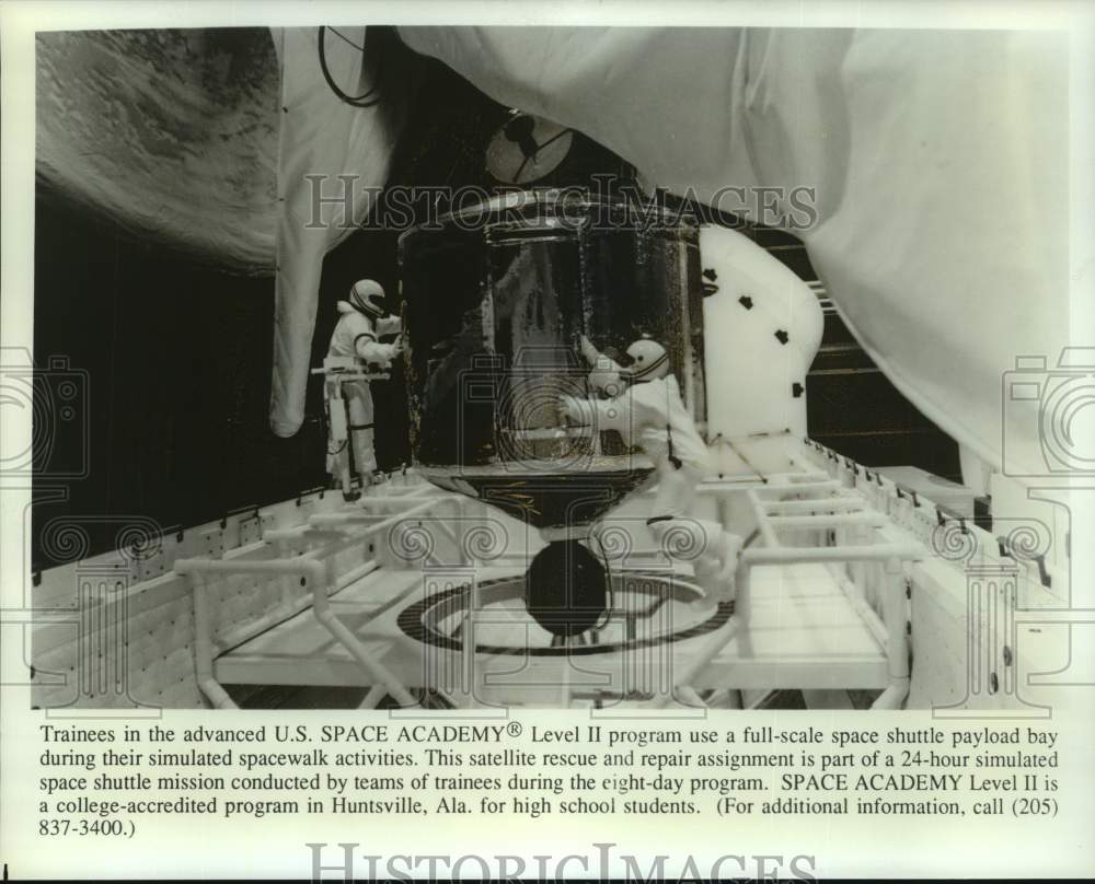 Press Photo Trainees U.S. Space Academy Level II Use Full-Scale Space Shuttle - Historic Images