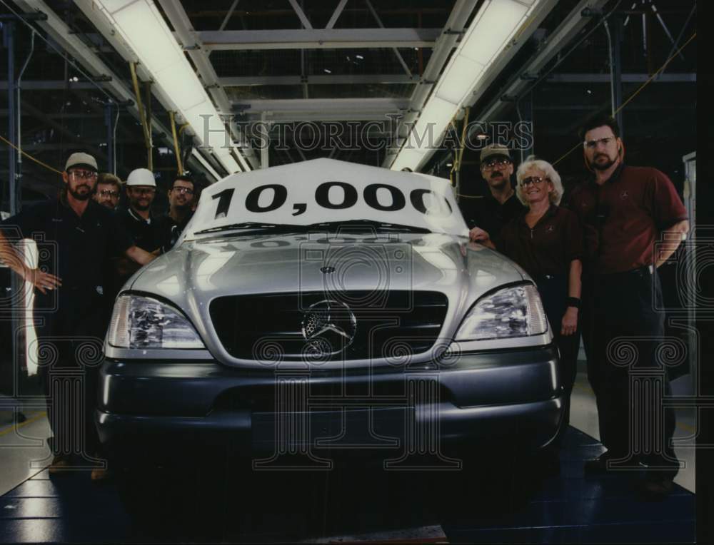 Press Photo Mercedes Benz at factory with workers - abna43813 - Historic Images