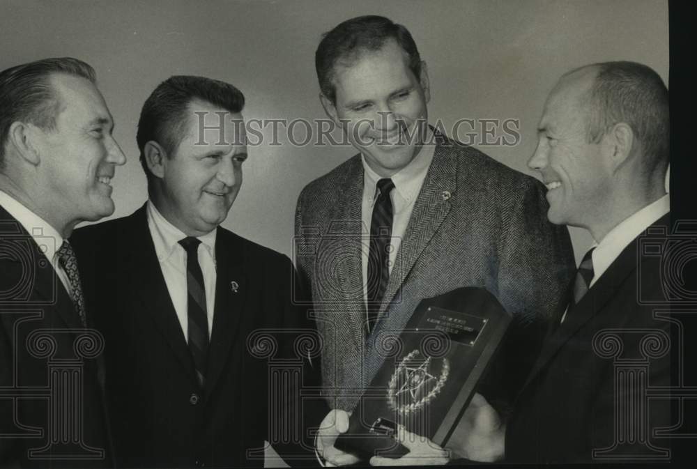 1986 Press Photo Jack Boyd of Sertoma Club receives membership in Boys Ranch - Historic Images