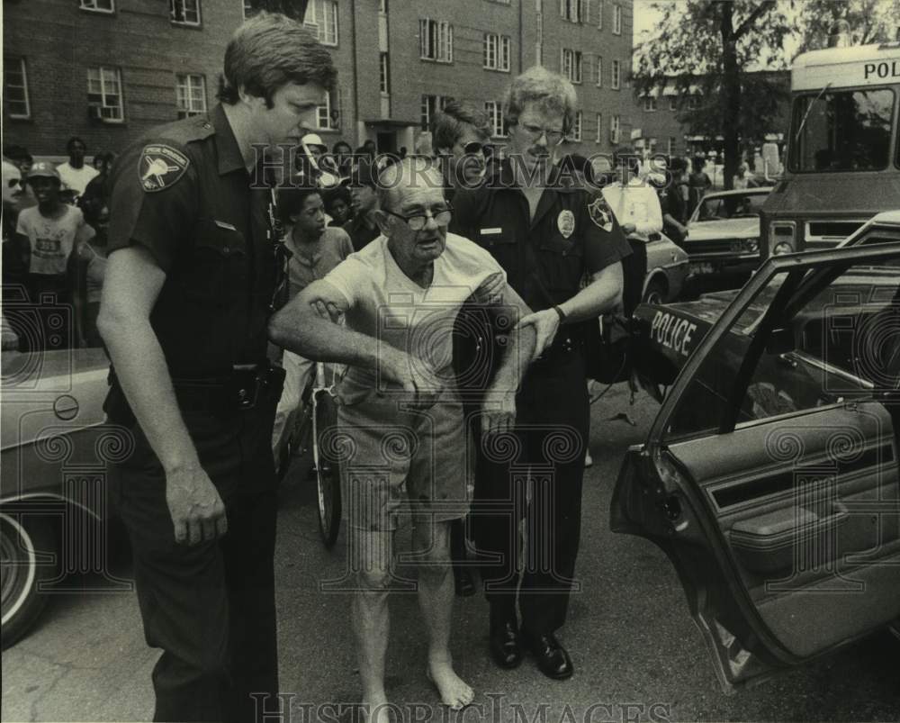 1980 Press Photo Lester Boyd escorted from housing project by police, Alabama - Historic Images