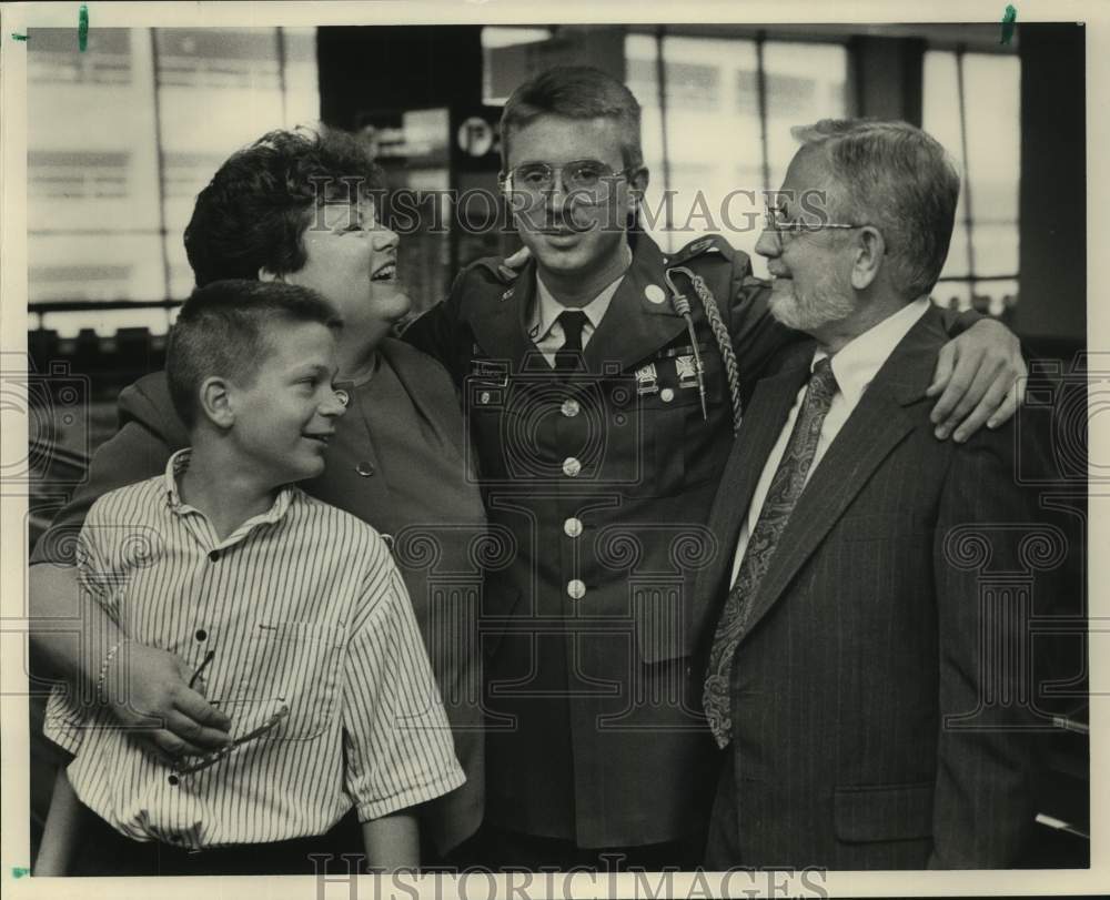 Press Photo Soldier returns at airport with brother, mother &amp; father in Alabama - Historic Images