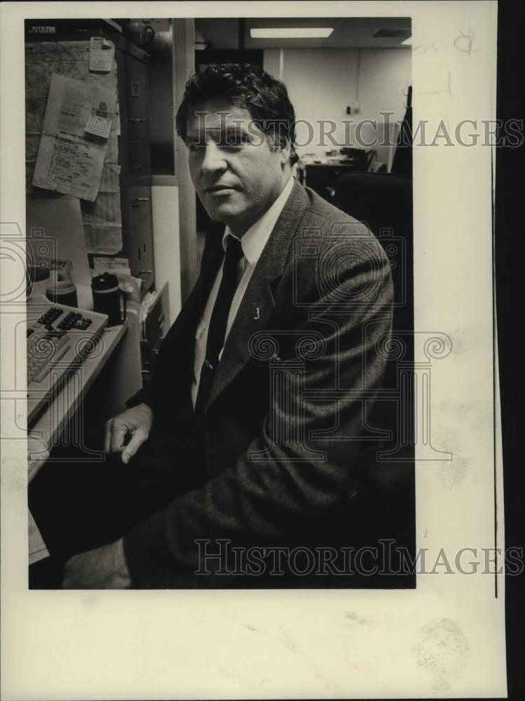 1985 Press Photo Lobbiest Robert Bowman sits at typewriter - abna43886 - Historic Images
