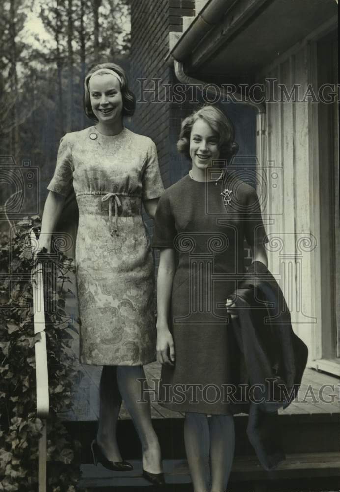 1965 Press Photo Mrs. J.R. Oden Jr. & daughter Tish Oden on steps - abna43906-Historic Images