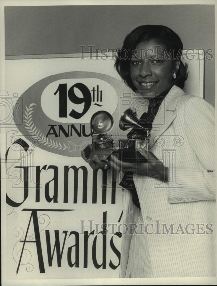 1977 Press Photo Natalie Cole in front of Grammy Awards sign, promo shot - Historic Images