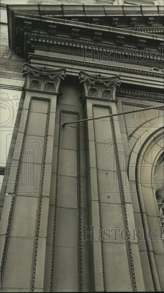 1978 Press Photo View of column crowns on Old City Hall Building in Woodlawn - Historic Images