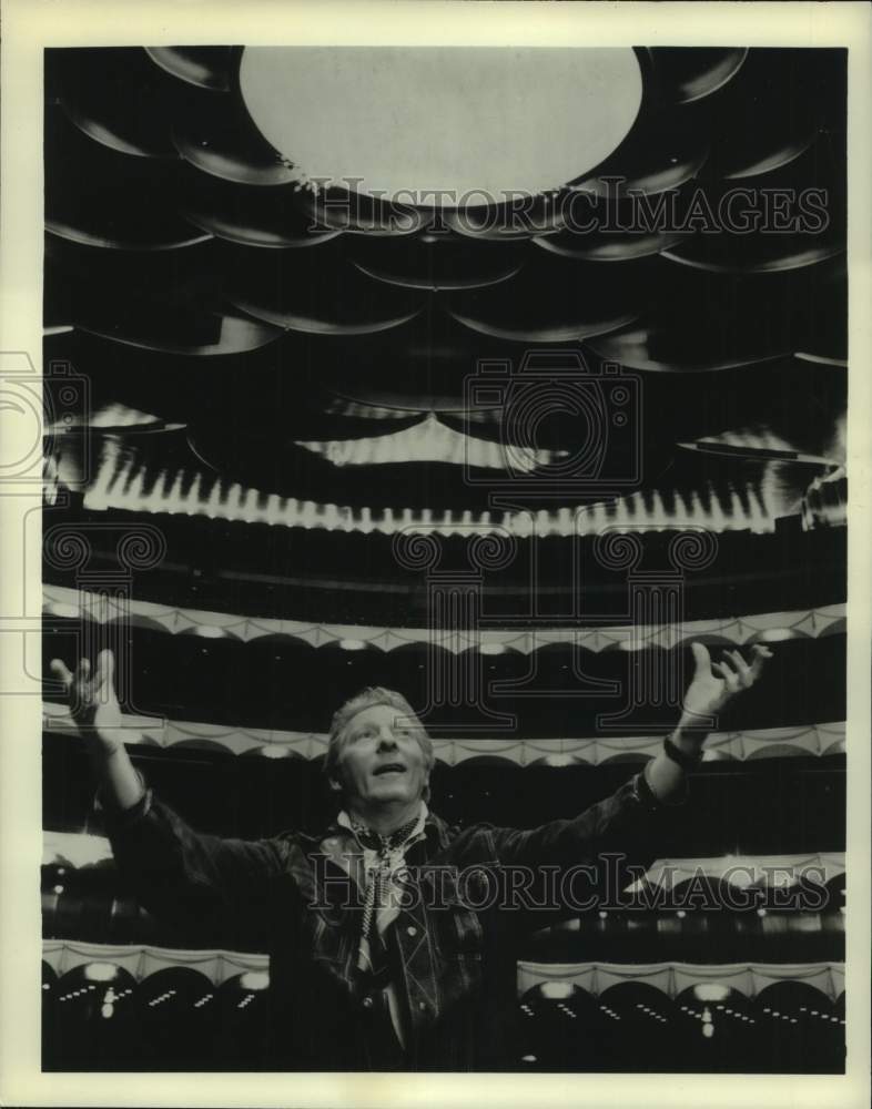 1975 Press Photo Danny Kaye at Conductor&#39;s Podium in Metropolitan Opera House - Historic Images