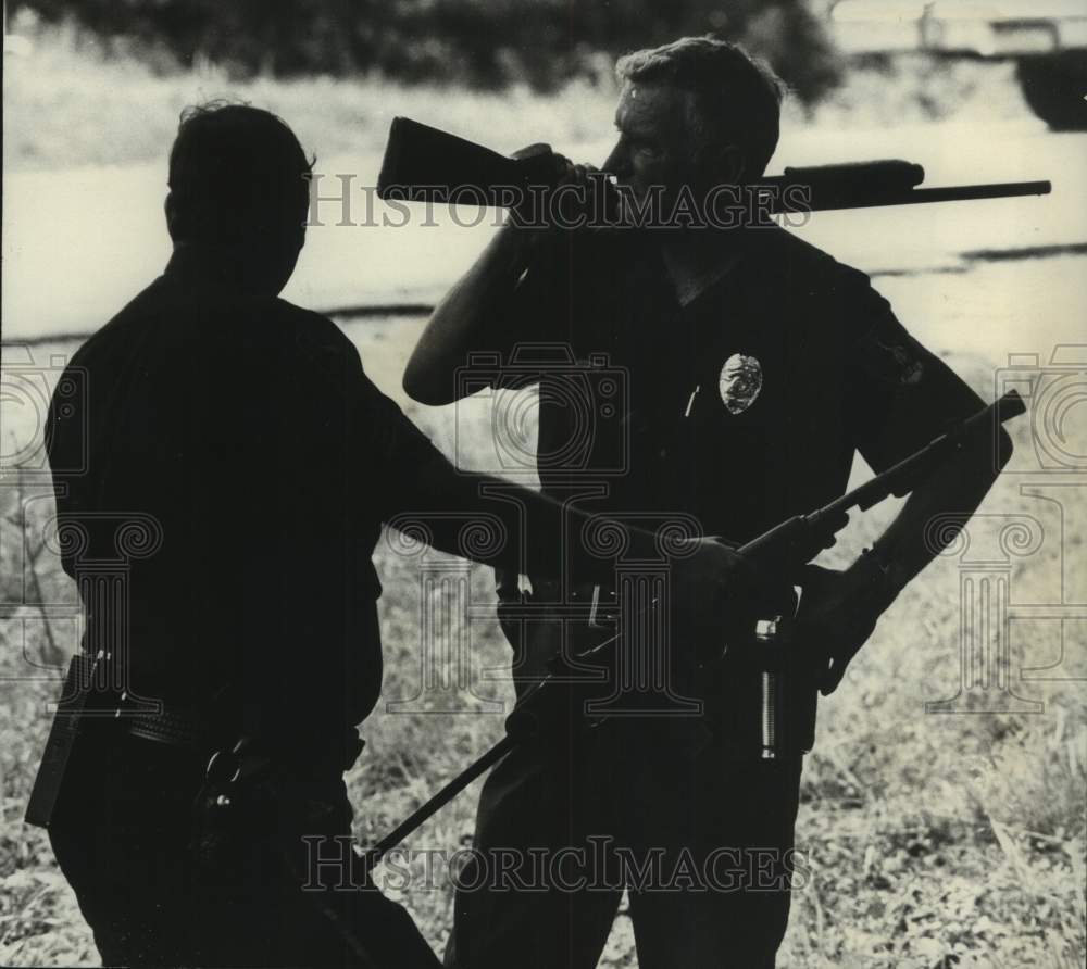 1975 Press Photo Police stand guard for robbers in Alabama - abna44001 - Historic Images