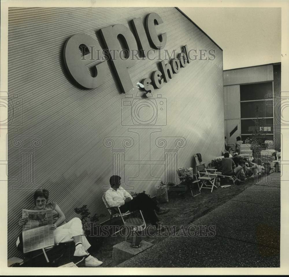 1987 Press Photo Parents Outside Birmingham Epic School Waiting to Register Kids - Historic Images