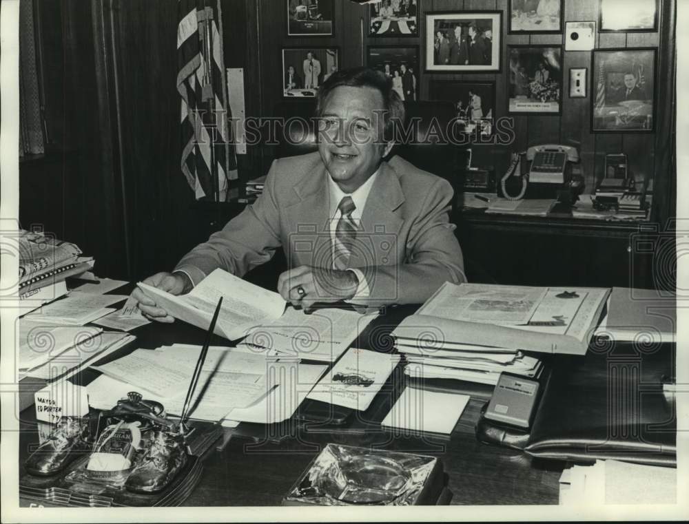 1979 Press Photo Ed Porter, Mayor Bessemer Alabama, at his office - abna44098 - Historic Images