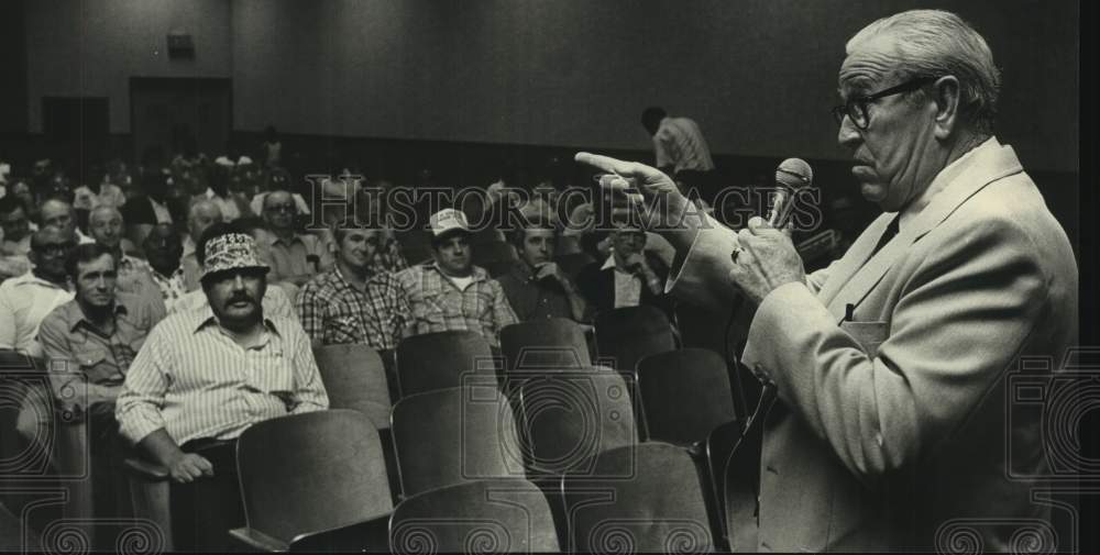 1982 Press Photo Howard Strevel, Union exec, talks to steelworkers in Alabama - Historic Images