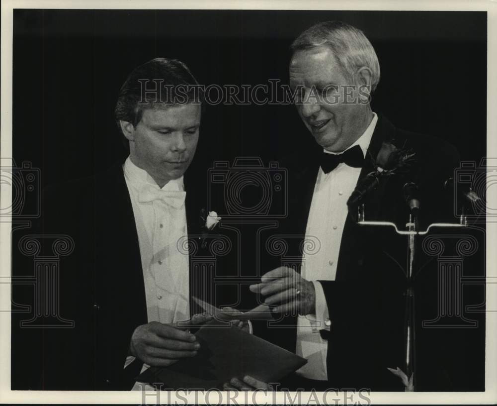 1991 Press Photo Guy Hunt Presented with Gift from President at Inaugural Dinner - Historic Images