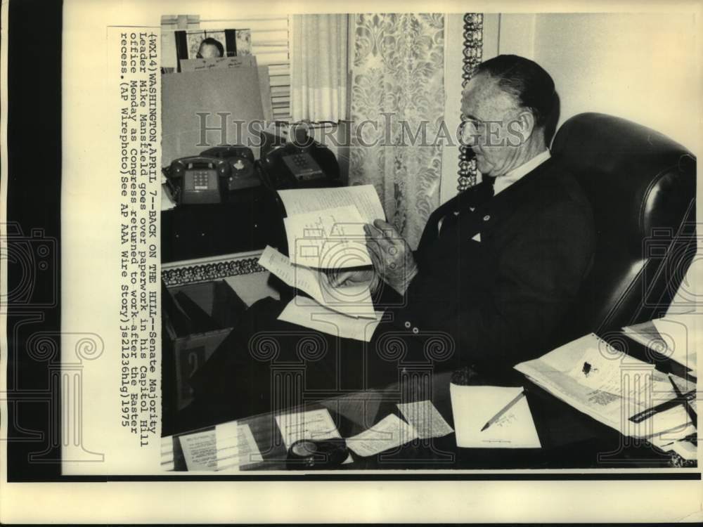 1975 Press Photo Senate Majority Leader Mike Mansfield Working in Office - Historic Images
