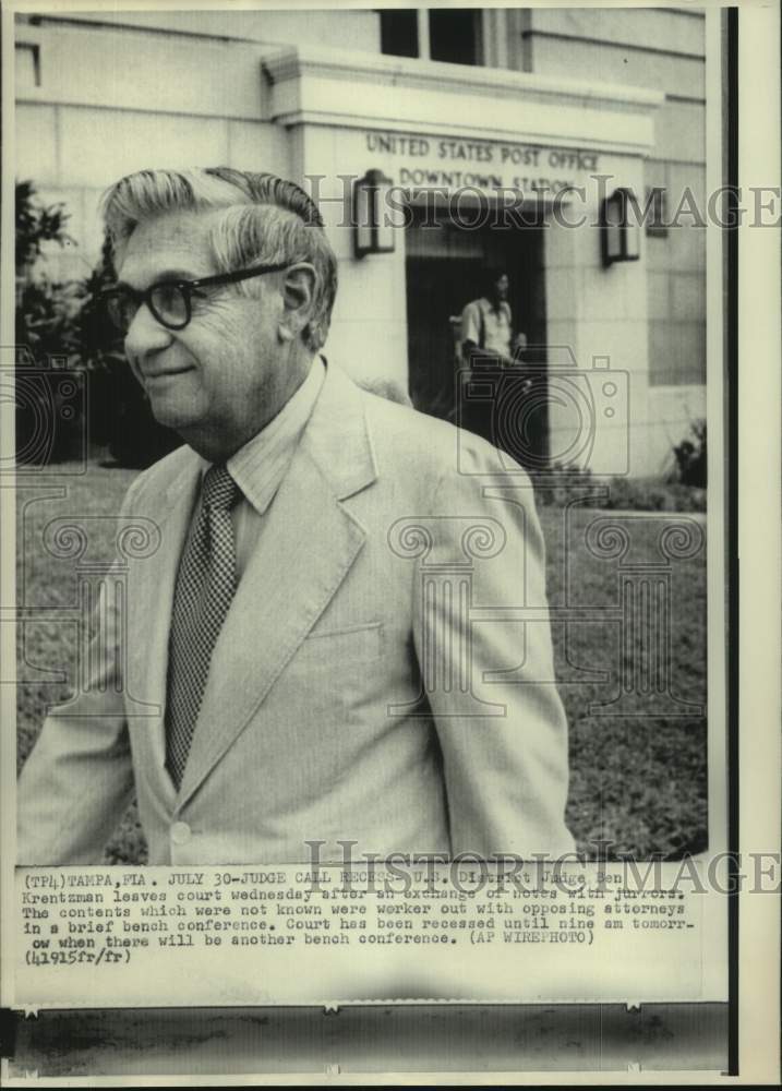 1975 Press Photo Ben Krentzman, U.S. District Judge, Leaves After Calling Recess - Historic Images