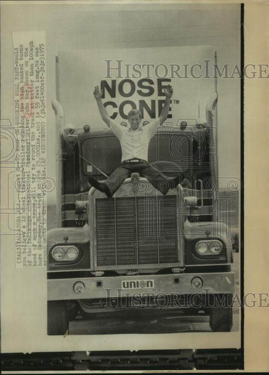 1975 Press Photo John Ray with his tractor trailer at Talledega speedway - Historic Images